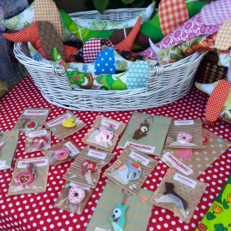 Diverse hangers en broches